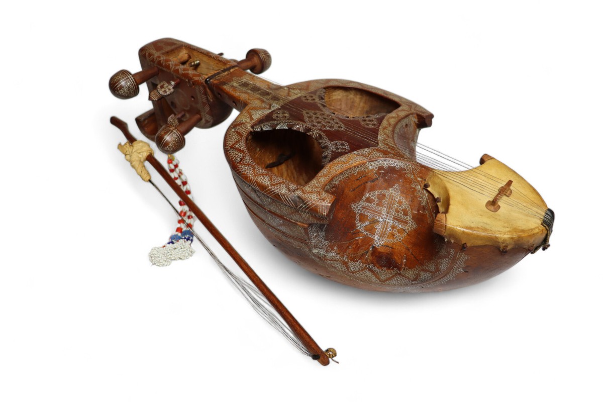 Antik traditionelle musical instrument Ghichak Sarinda Afghanistan