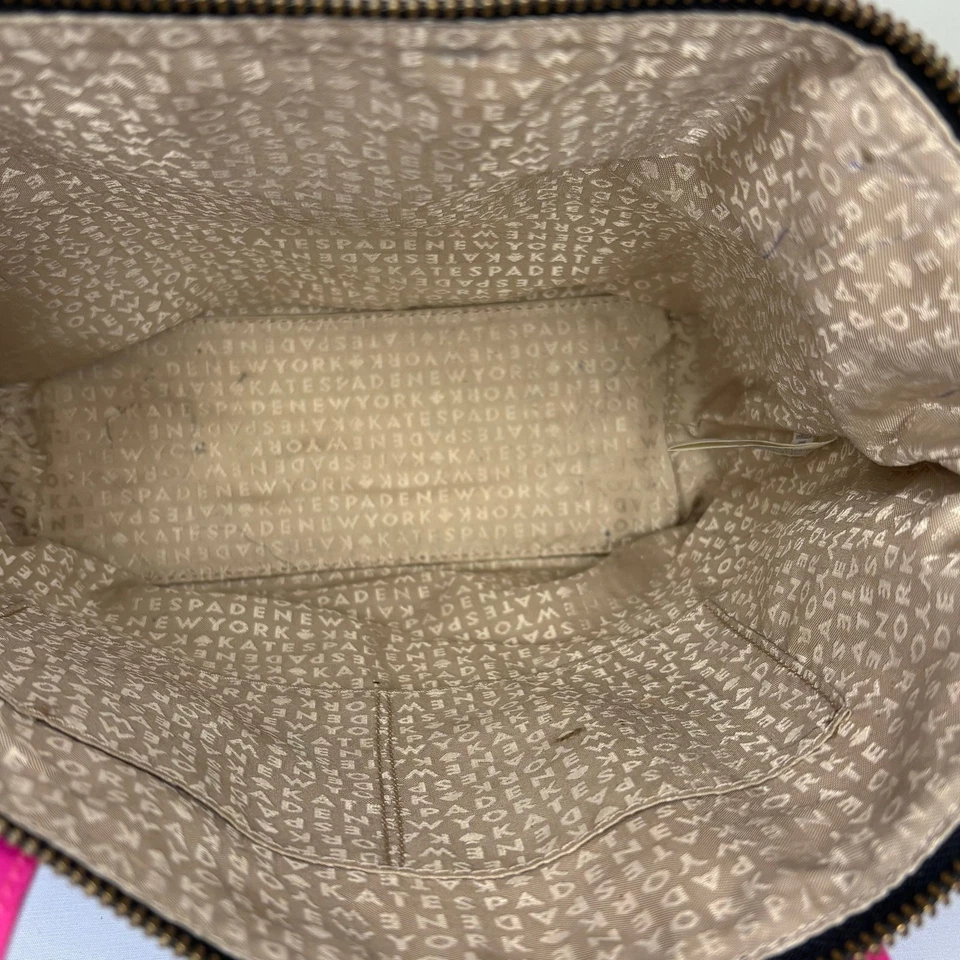 Bolso de mano pequeño Kate Spade con moño de vinilo negro blanco rosa | Cartera con asa superior Foto 4 de 4