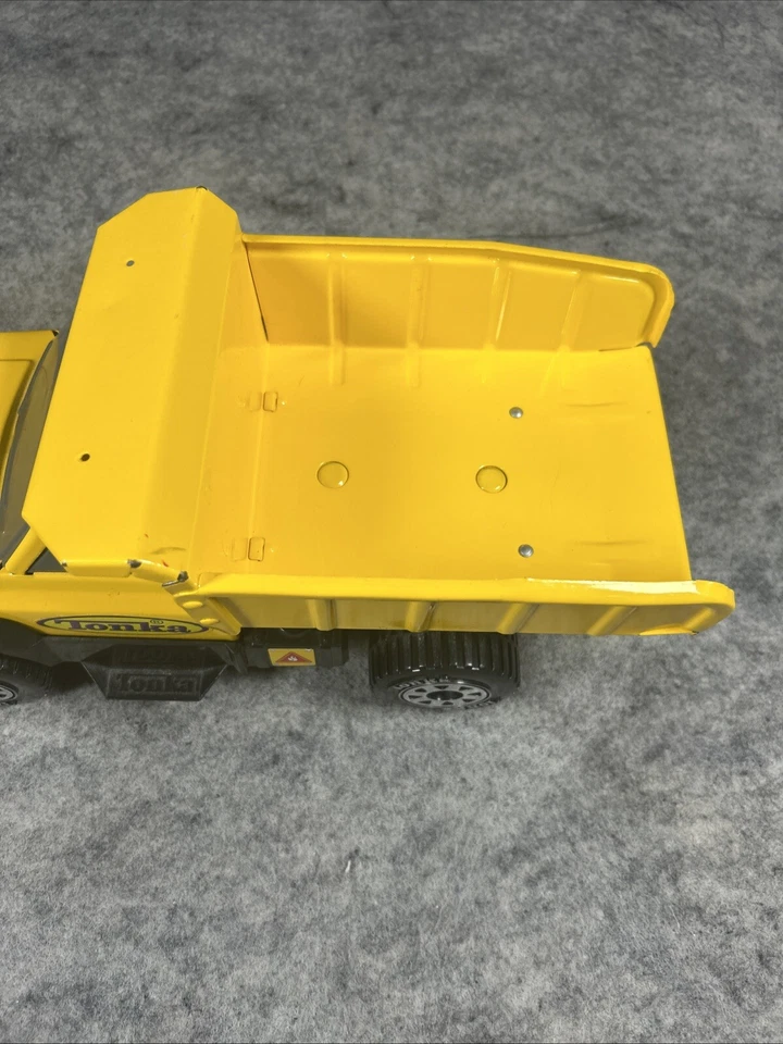 2012 TONKA Yellow Dump Truck Tilt Action Metal Bed & Cab Hasbro Toys - Image 4 of 4