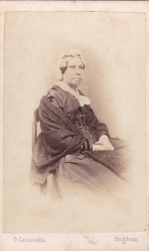 CDV FOTO - GLUM SITZENDE DAME, MOTORHAUBE VON G. CASSINELLO, BRIGHTON