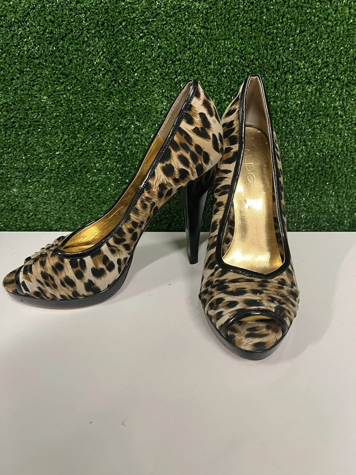 Tacones Aldo Cheetah talla 39 punta abierta forro charol negro Foto 2 de 4