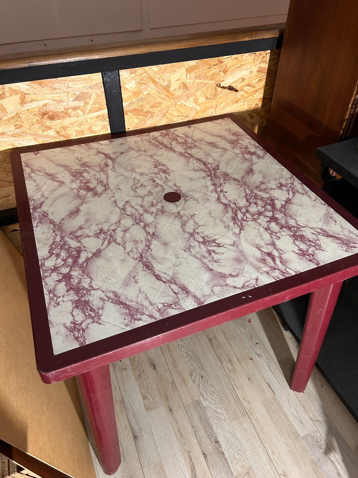 Tavolo vintage quadrato rosso con piano marmorizzato