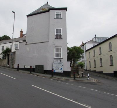 Foto 6x4 dreistöckiges Gebäude an einer Lyme Regis Kreuzung Pound Street auf c2017