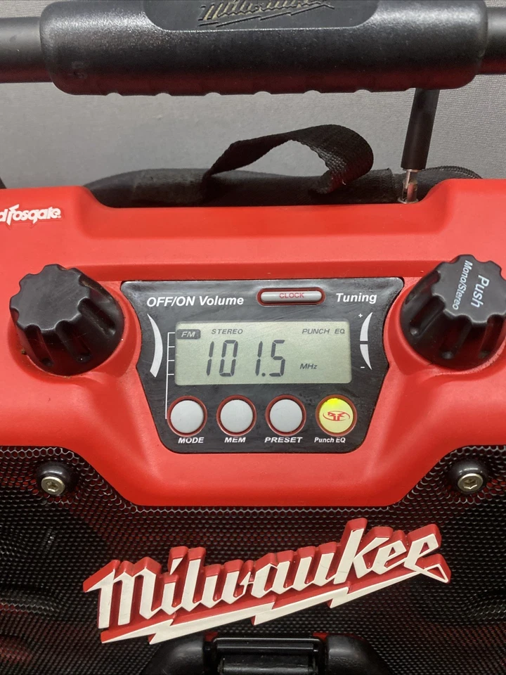 Radio para sitio de trabajo Rockford Fosgate de alta resistencia Milwaukee 49-24-0280 + bolsa de herramientas + batería Foto 2 de 4
