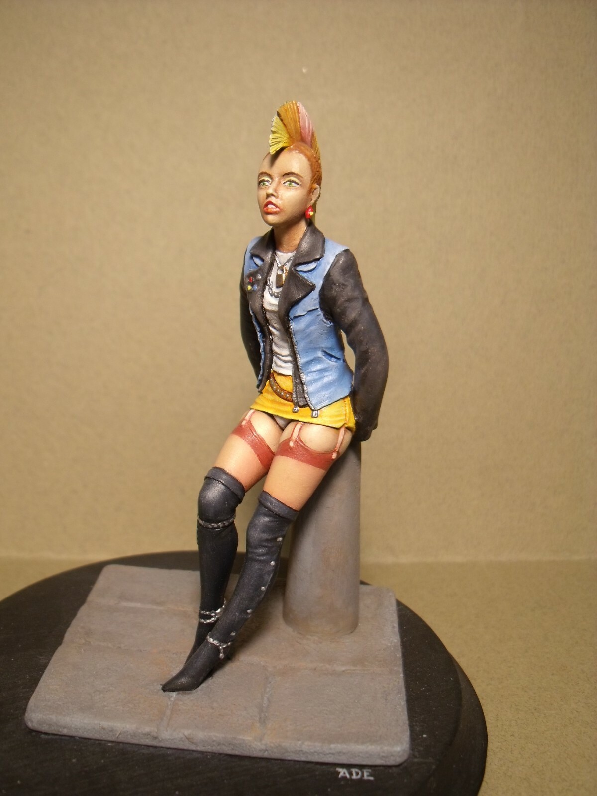 Figurine fille Eva 1/18 à peindre pour maquette auto miniature