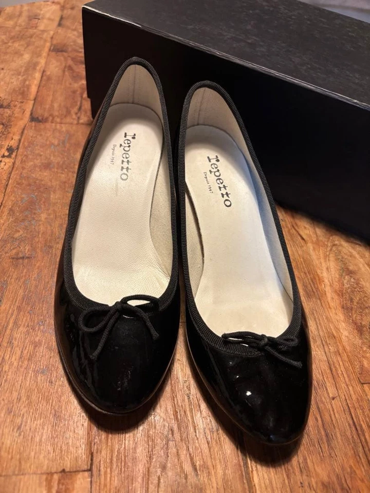 Raro Repetto Negro Esmalte Ballet Pisos Tacón Bajo Talla 37.5 EE. UU. 6.5 Poco Usado Foto 2 de 4