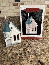 Hallmark Nostalgic Houses and Shops - #12 TOWN CHURCH - 1995 with box EUC