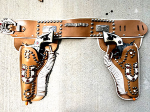 Outstanding Keyston horseshoe holster w/WOW Hubley Cowboy toy cap gun pistols