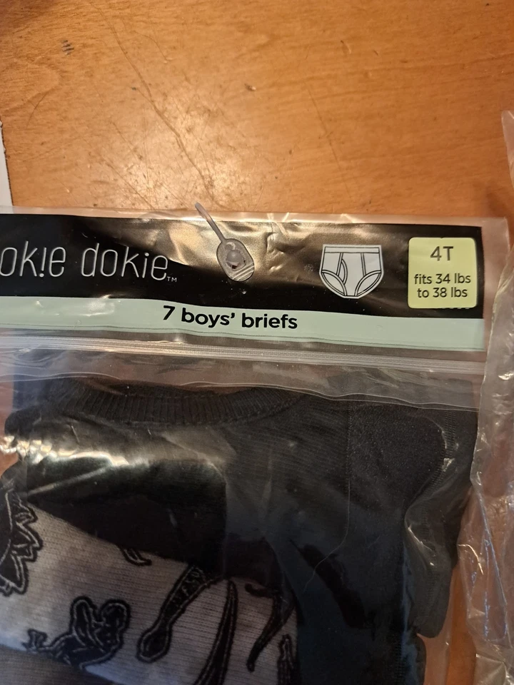 Chicos 4T Okie Dokie 14 pares de calzoncillos ropa interior Dinasaurios sin etiquetas Foto 2 de 4