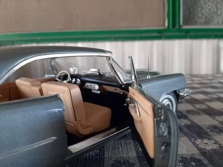 1957 Chrysler 300 C Silver Gray  1/18 AUTO WORLD American Muscle - Image 4 of 4