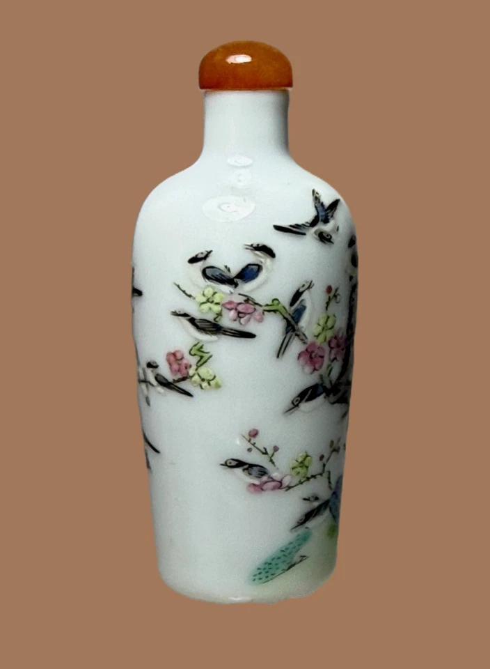 Garrafa de rapé de porcelana FAMILLE ROSE, 'magpie' e 'flor de ameixa", marca Yongzheng - Imagem 4 de 4