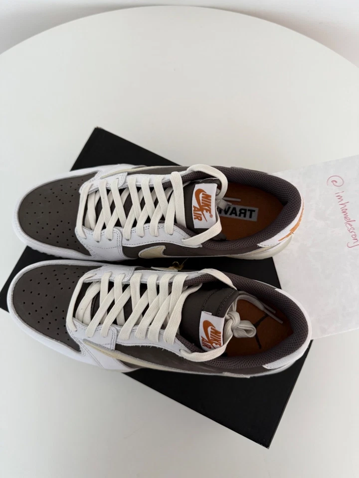 Travis Scott x Air Jordan 1 Low Turf "Reverse Mocha" HBCU Muestra - Béisbol - 8  Foto 2 de 4