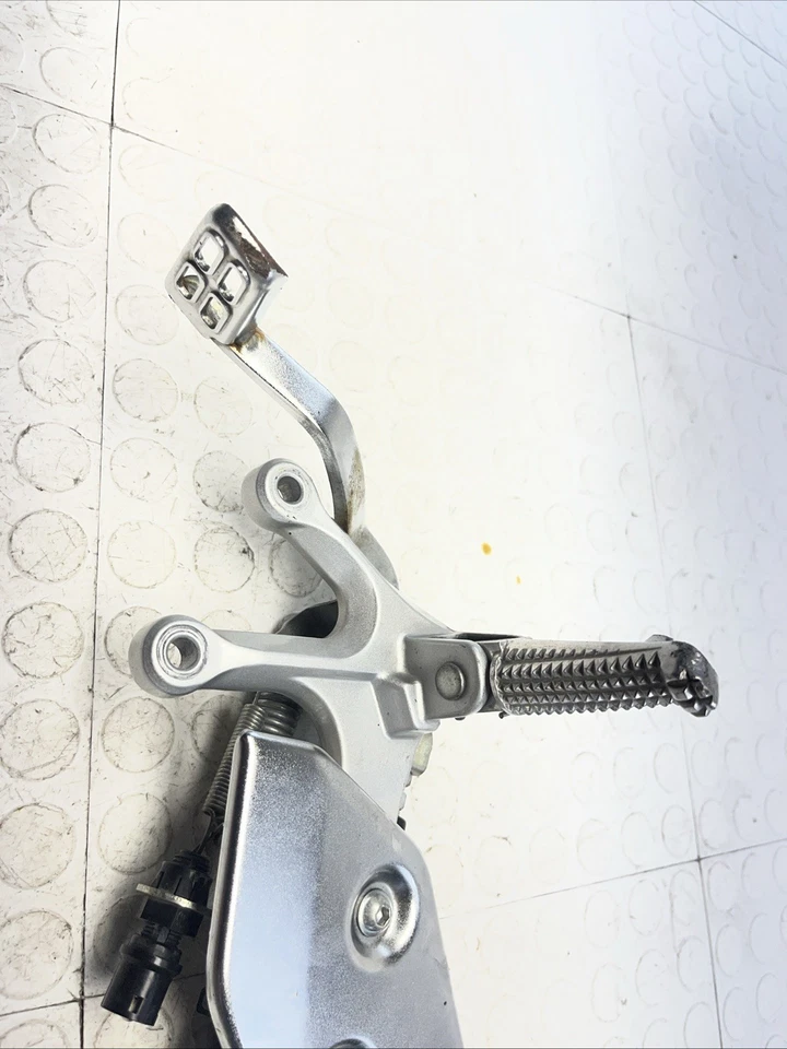 Reposapiés delantero derecho original completo Yamaha YZF R3 2022-2023 OEM Foto 4 de 4