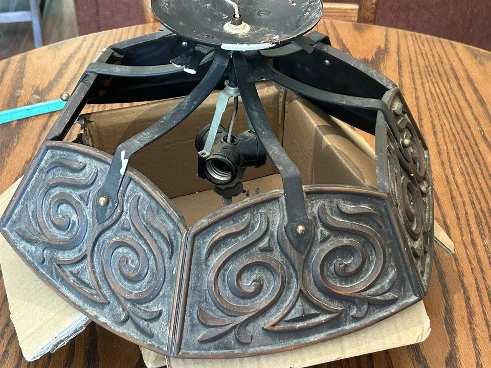 Lámpara de techo gótica de hierro forjado Thomas MOE de seis caras de colección Foto 4 de 4