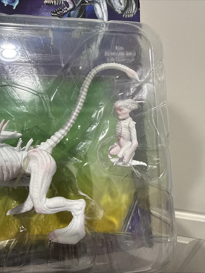 Alien vs Predator Classics ~ 5.5” inch Action Figure and Baby ~ Neomorph ~ NECA - Image 4 of 4