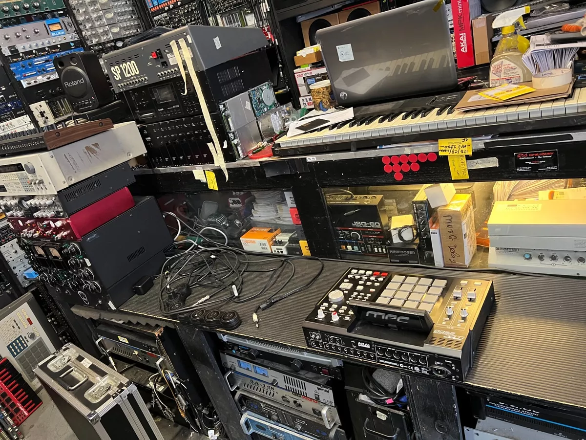 AKAI MPC2500 CD , MPC 2500 , 128 meg ,drum pad sampler ,CLEAN ARMENS