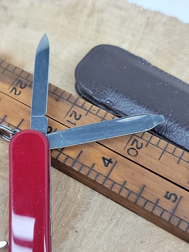 Multiherramienta Victorinox pequeña con funda de cuero Foto 4 de 4