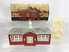 PLASTICVILLE USA SCHOOL HOUSE SC-4 WITH WEATHER VANE & BOX PARTS BAG
