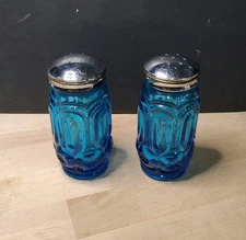 l.e. smith moon and stars blue glass salt and pepper shakers mcm collectible
