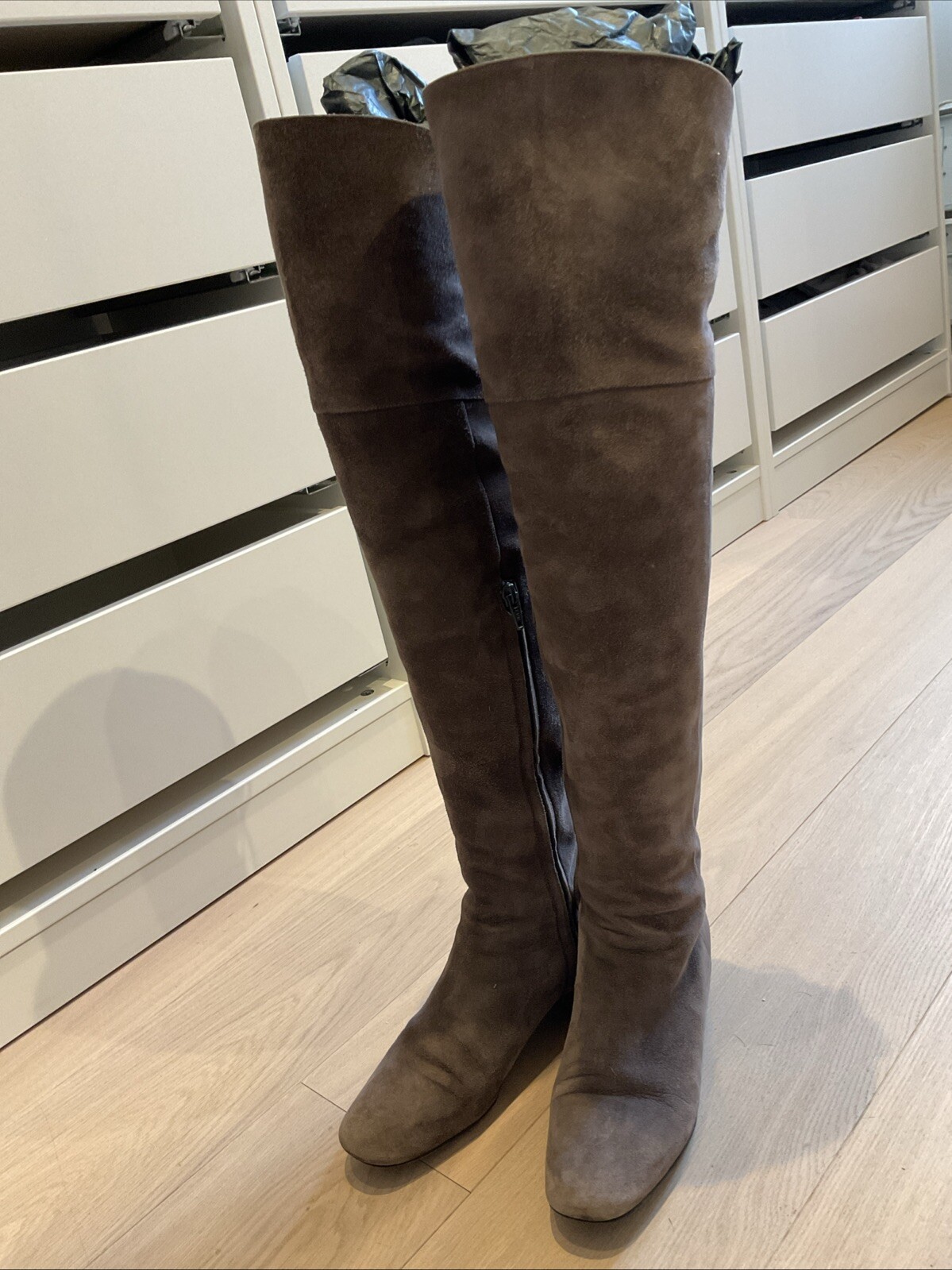 Stivali piatti sopra il ginocchio in camoscio tortora Saint Laurent taglia 36