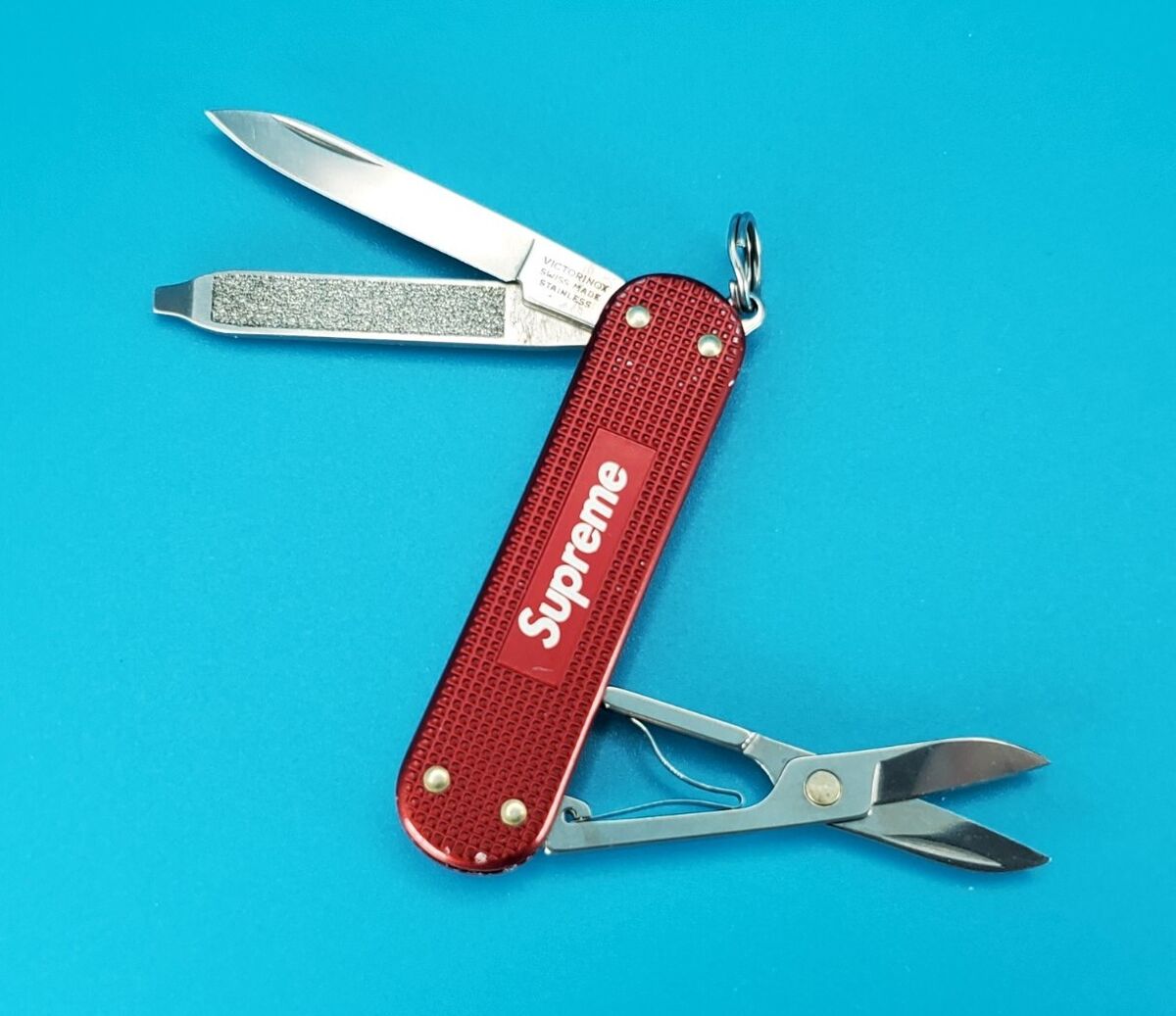 Victorinox - Supreme Red - Classic SD - Swiss Army SAK Victorinox - Supreme Red - Classic SD - Swiss Army SAK