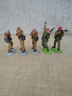 Vintage Britains Super Deetail Soldiers 1978 - Lot of 5 Metal Base soldiers
