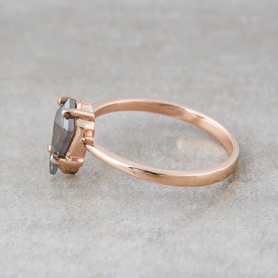 Anillo de compromiso solitario natural de 0,65 quilates con forma de cometa de diamantes con sal y pimienta Foto 3 de 4