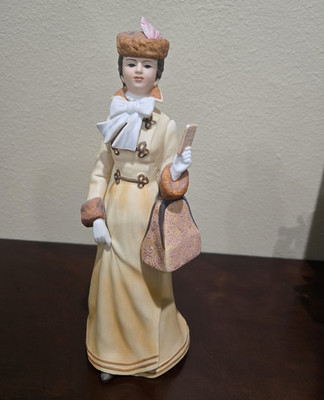 Avon Albee Award 1981 Porcelain Mrs. P.F.E. Albee Woman Figurine, 3D