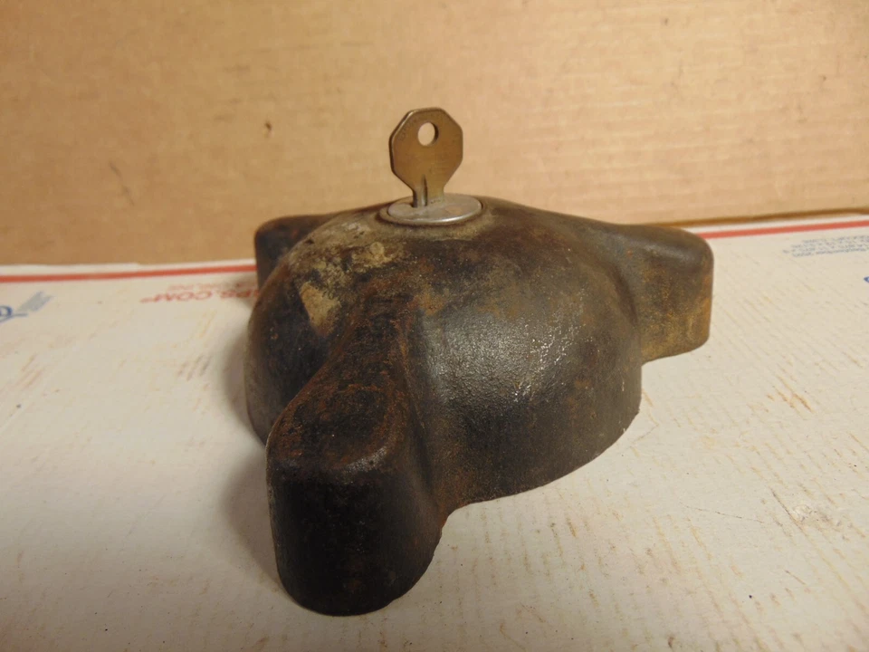 DE COLECCIÓN CHEVROLET MASTER CERRADURA DE NEUMÁTICO DE REPUESTO AÑOS 30 CON LLAVE CUPÉ SEDÁN ROADSTER Foto 2 de 4