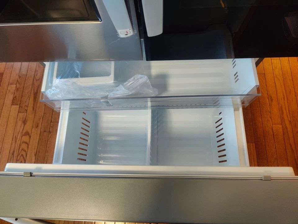 LG 26 cu. Profundidad de mostrador Smart InstaView puerta francesa refrigerador prueba de impresión Foto 4 de 4