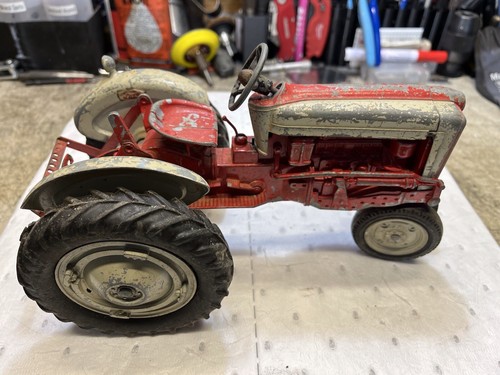 Vintage Hubley Ford Toy Tractor with 3-Point Hitch and Draw Bar - Picture 2 of 6