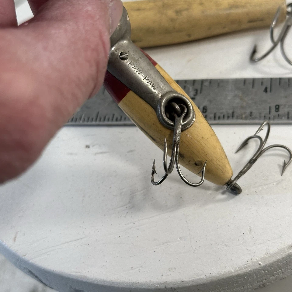 Lote De 2 Señuelos De Pesca De Madera Antigua Paw Paw Tack Eyes Para Caja De Aparejos Foto 3 de 4