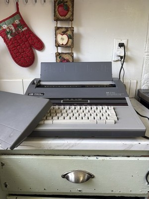 Smith Corona SD770 Electronic Typewriter Word Processor Spell Right With Lid.