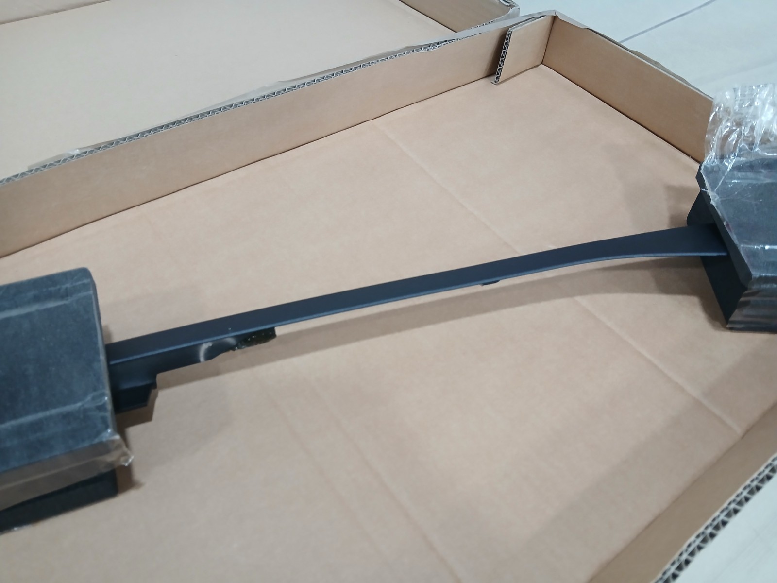 Aston Martin L/H Driver's Side Cantrail Finisher - dark finish KYG3-C519A37-BC