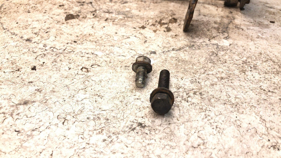 Dodge Ram D100 1987-1989 soporte de montaje de bomba de aire con pernos herrajes originales 5,2 l Egr Foto 2 de 4