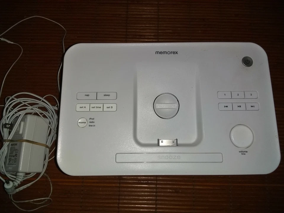 Radio Reloj Despertador Doble Blanco Memorex Mi4703P WHT para iPod y iPhone Foto 2 de 4
