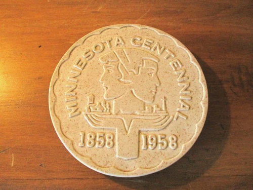 VINTAGE RED WING 1858-1958 LIGHT BEIGE MINNESOTA CENTENNIAL TRIVET
