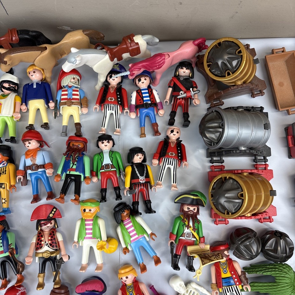Ensemble vintage : figurines Playmobil. Lot de nombreux jouets Geobra en 1974. Lot de jouets en plastique. - France