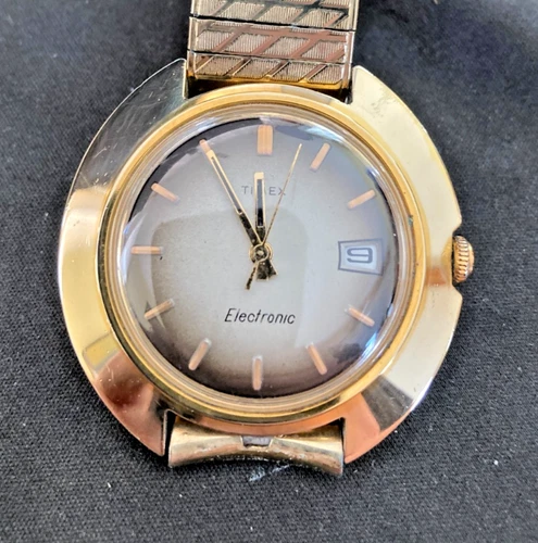 Vintage 1970s Timex "UFO" Saucer mens wristwatch