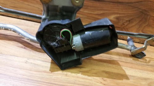 0390241307CEP vorne Scheibenwischermotor Teilenummer 85GB17B571AA DE110624-14