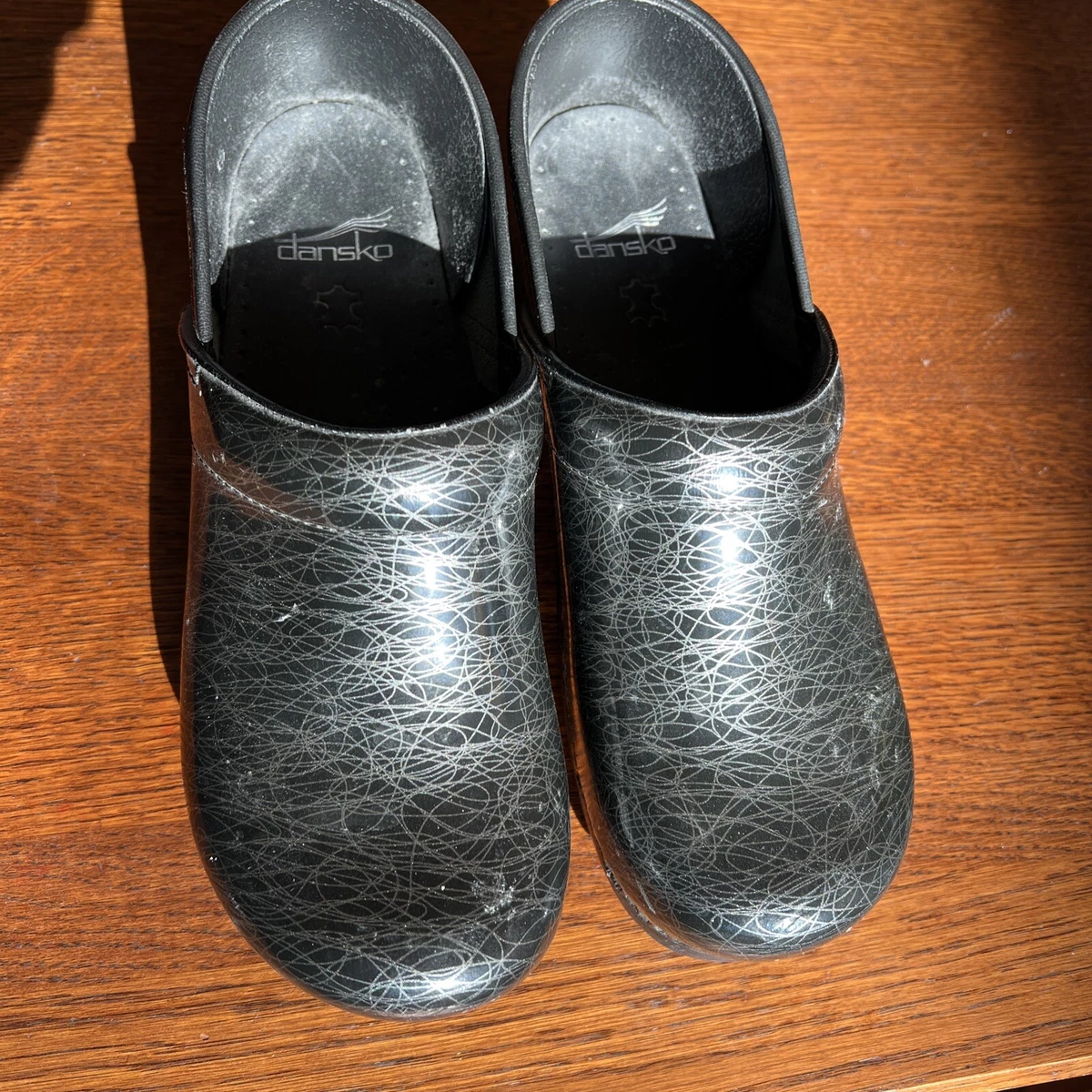 Dansko scribble deals print clogs