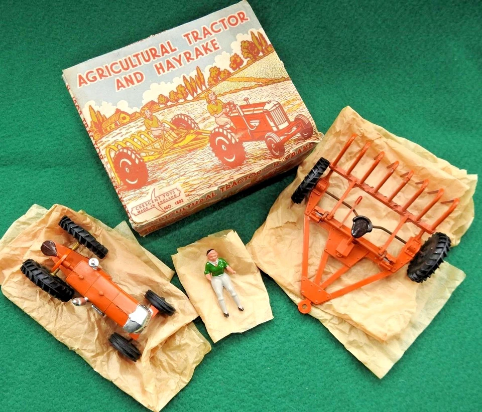 CRESCENT TOYS RARE VNM BOXED 1948 AGRICULTURAL TRACTOR & HAYRAKE SET No.1802 - Image 2 of 4