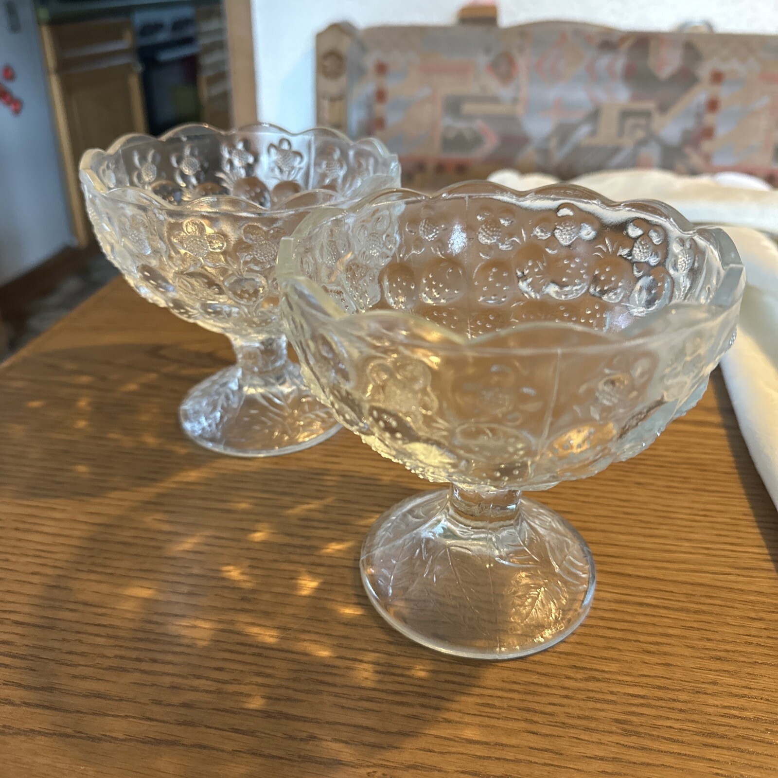 2 Stück sehr große Dessertschalen Eisbecher aus Glas mit Stiel