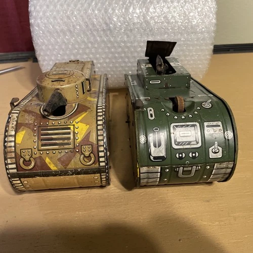 Vintage 1950s Marx Tin Litho Wind-Up Spark Army Tank Toy USA