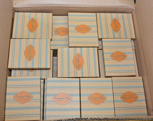 Партия из 120 комплектов женских классических колье и серег с кристаллами Кошачий глаз Canyon Sky 47690₽