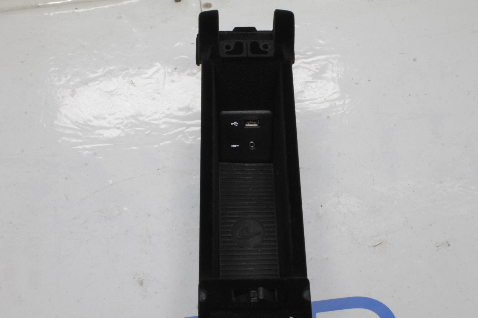 12-14 MCLAREN MP4-12C 570 650 OEM CENTER CONSOLE CUBBY AUX AND USB 11N1828CP0010