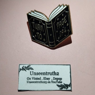 Turn to Page 394 Pin Anstecker Harry Potter Emaille Pin 