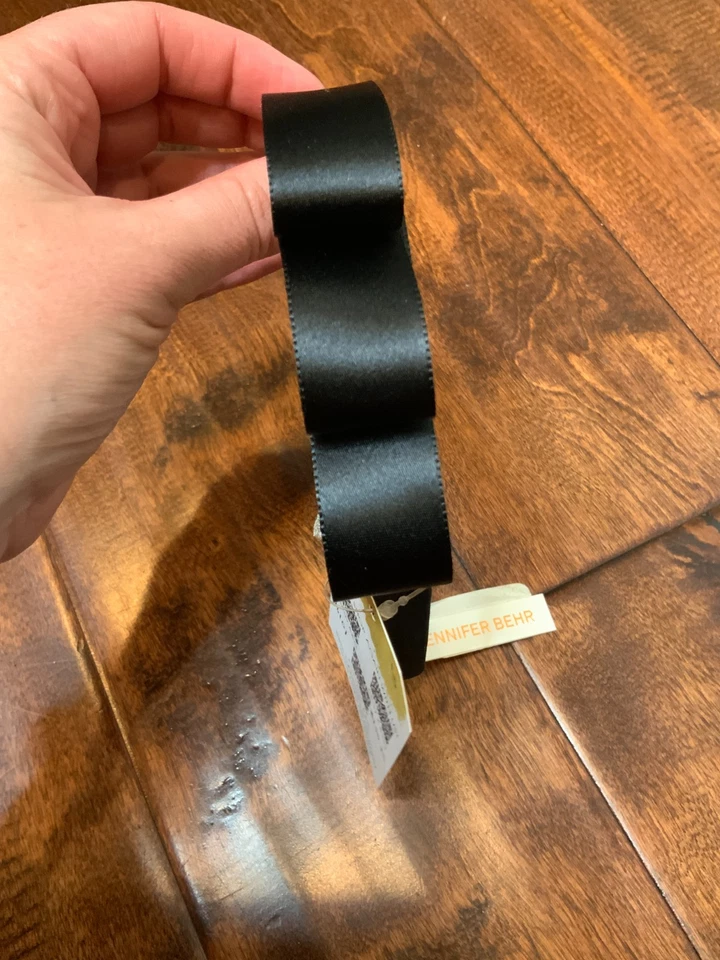 Diadema Jennifer Behr negra con lazo de satén Leah talla única ¡NUEVA CON ETIQUETAS! Talla única $250 Foto 4 de 4
