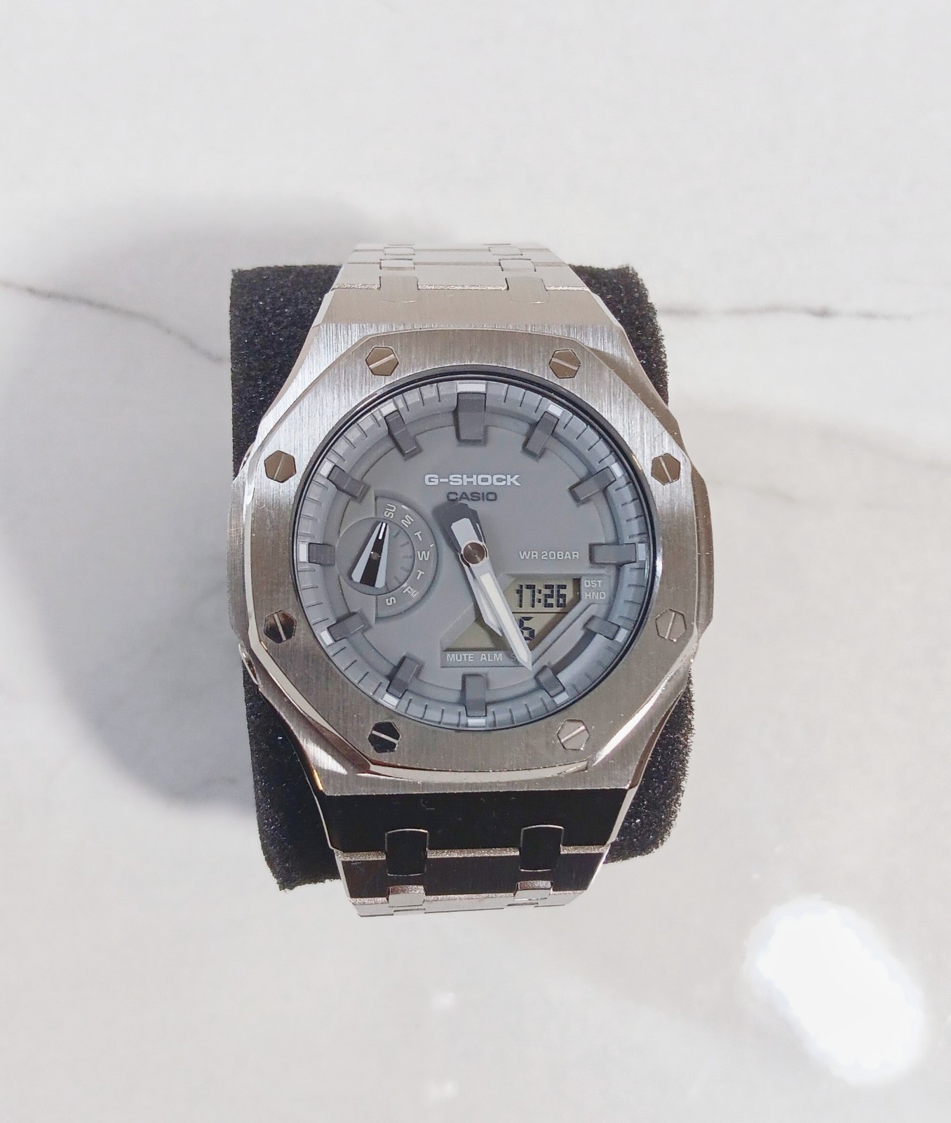 Montre G-Shock grise avec bracelet en acier argenté customisé