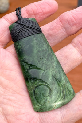 N JERRY NZ ARAHURA POUNAMU  GREENSTONE FLOWER JADE ENGRAVED  MAORI HEI TOKI ADZE